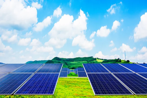 Turbinas eólicas y paneles solares. Energía verde —  Fotos de Stock