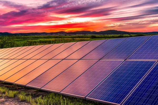 Szélturbinák és napelemek. zöld energia — Stock Fotó