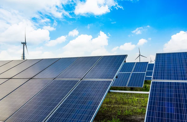 Windkraftanlagen und Sonnenkollektoren. grüne Energie — Stockfoto