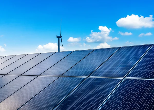 Turbinas eólicas y paneles solares. Energía verde —  Fotos de Stock