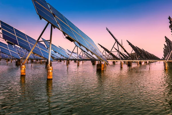 Elektriciteitscentrale met behulp van hernieuwbare zonne-energie met — Stockfoto