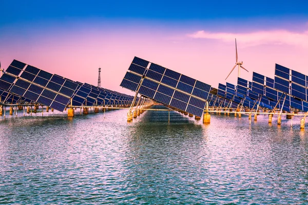 Електростанція з використанням відновлюваної сонячної енергії з — стокове фото