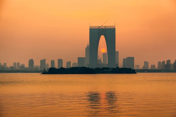 Dust of the JinJiHu lake and the gate of East — Stock Photo, Image