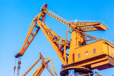 Kırmızı Kamyon vinç boom kancalar ve ölçek ağırlık yukarıdaki mavi gökyüzü ile