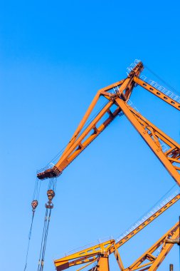 Kırmızı Kamyon vinç boom kancalar ve ölçek ağırlık yukarıdaki mavi gökyüzü ile