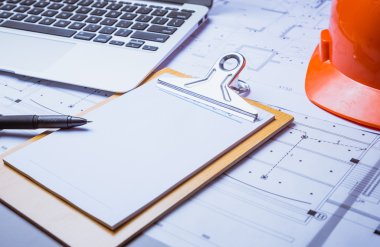 Red Emanet kask Hat ve Pano ve ahşap arka plan üzerinde çizim araçları