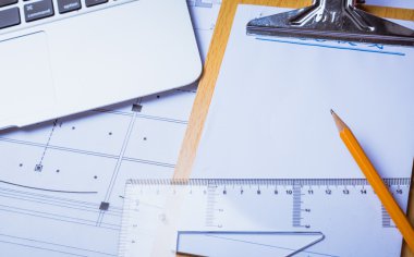 Red Emanet kask Hat ve Pano ve ahşap arka plan üzerinde çizim araçları