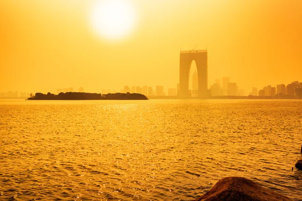 Stof op het Jinjihu-meer en de poort van Oosten — Stockfoto