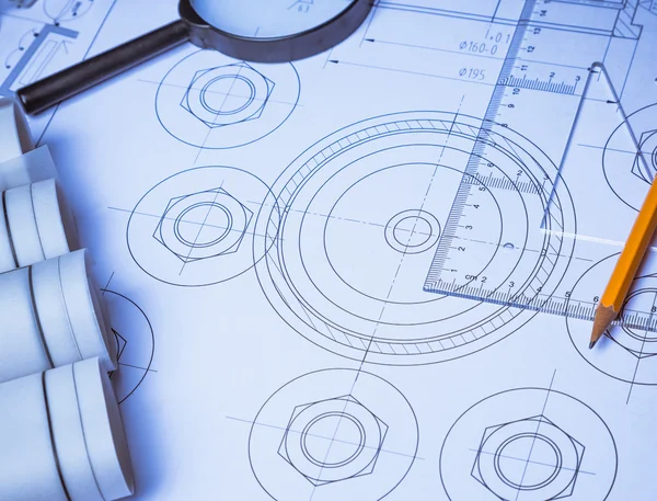 Planos arquitectónicos y rollos de planos y un instrumento de dibujo en la mesa de trabajo — Foto de Stock