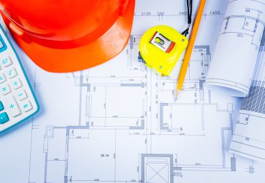 Red Emanet kask Hat ve Pano ve ahşap arka plan üzerinde çizim araçları