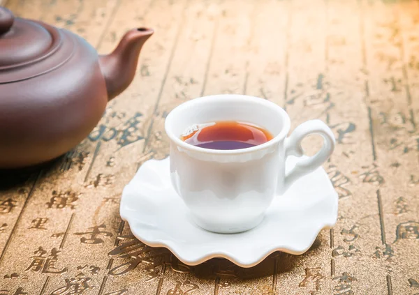 Japońska Zielona herbata i świeżej zielonej herbaty liści na białym tle — Zdjęcie stockowe