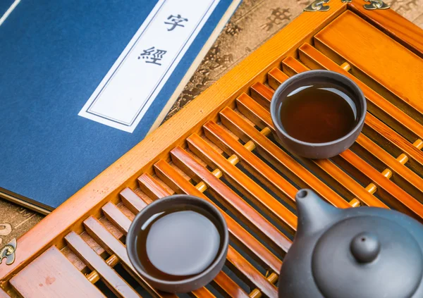 Japanese green tea and fresh green tea leaves on white background — Stock Photo, Image