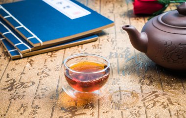 Japon Yeşil çay ve taze yeşil çay yaprakları beyaz arka plan üzerinde