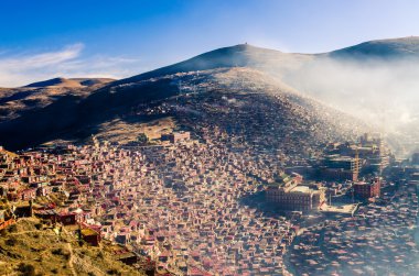 Sichuan, Çin - Eylül 19 2014: larung gar (larung beş İlimler Budist Akademisi). ünlü rahipleri seda, sichuan, Çin.