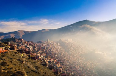 Sichuan, Çin - Eylül 19 2014: larung gar (larung beş İlimler Budist Akademisi). ünlü rahipleri seda, sichuan, Çin.