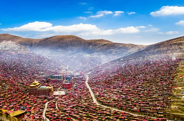 SICHUAN, CINA - 19 SET 2014: Larung Gar (Larung Five Sciences Buddhist Academy). una famosa Lamasery a Seda, Sichuan, Cina . — Foto Stock