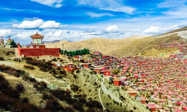 SICHUAN, CINA - 19 SET 2014: Larung Gar (Larung Five Sciences Buddhist Academy). una famosa Lamasery a Seda, Sichuan, Cina . — Foto Stock