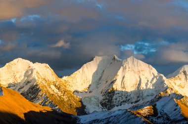 İsviçre'deki St. Moritz görünümünden: yüksek kar ve buz günbatımı ve dışarıda ay Alp dağ silsilesi kırmızı ışıklı zirveleri ile şapkalı
