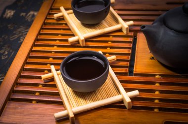 Japon Yeşil çay ve taze yeşil çay yaprakları beyaz arka plan üzerinde