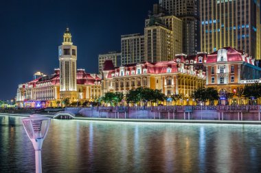 зеленые листья и кирпичная стена под голубым небом