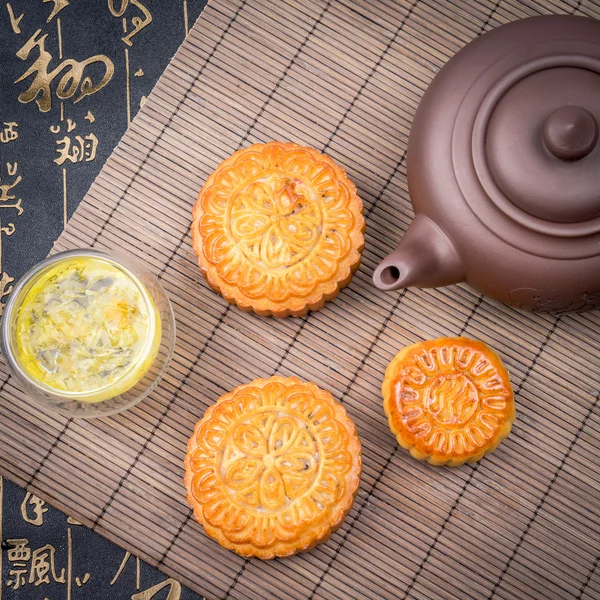 Mooncake en thee, Chinees midden in de herfst festivaleten. — Stockfoto