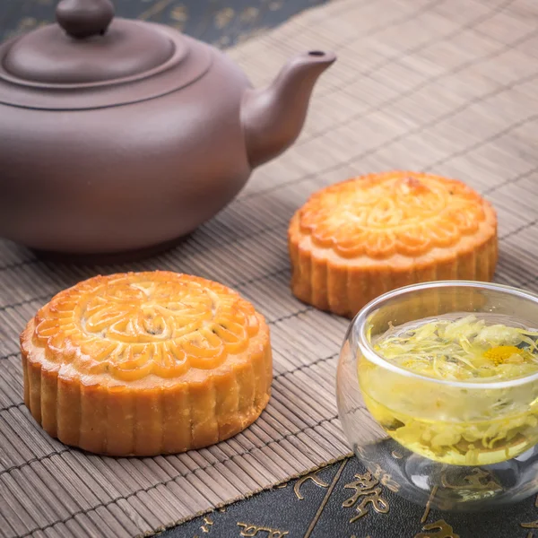 Pastel de luna y té, comida china del festival de mediados de otoño. — Foto de Stock