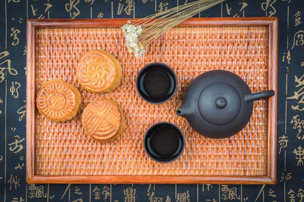 Mooncake and tea,Chinese mid autumn festival food. — Stock Photo, Image