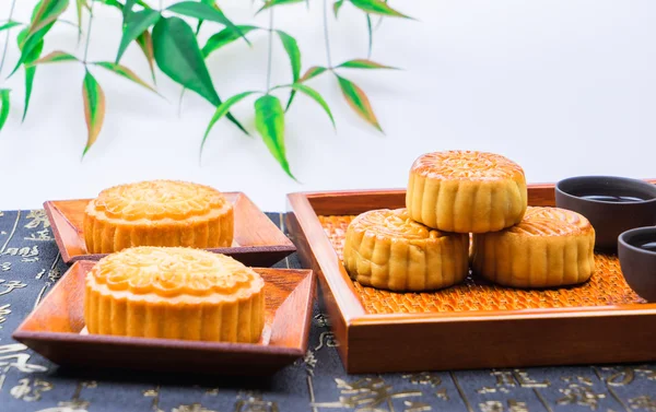 Pastel de luna y té, comida china del festival de mediados de otoño. — Foto de Stock