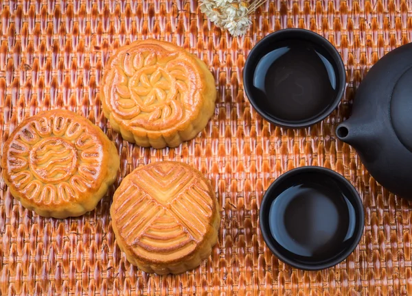 Pastel de luna y té, comida china del festival de mediados de otoño. — Foto de Stock