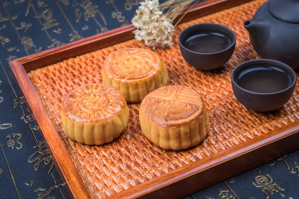 月餅と茶、中国の中秋節の食べ物. — ストック写真
