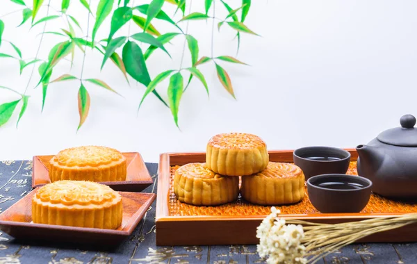 Pastel de luna y té, comida china del festival de mediados de otoño. — Foto de Stock