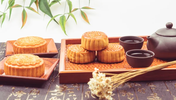 Pastel de luna y té, comida china del festival de mediados de otoño. — Foto de Stock