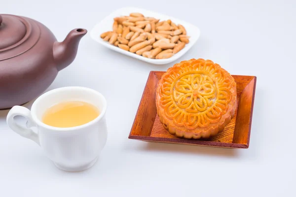 Pastel de luna y té, comida china del festival de mediados de otoño. — Foto de Stock
