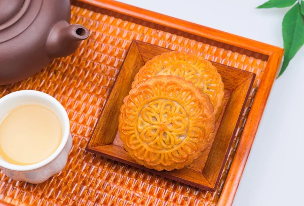 Pastel de luna y té, comida china del festival de mediados de otoño. — Foto de Stock