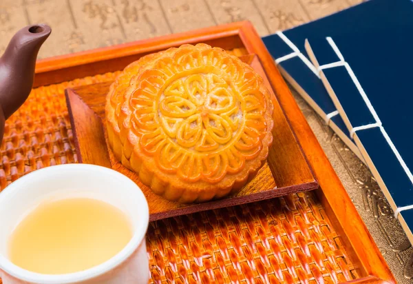 Mooncake e chá, comida chinesa em meados do outono festival. — Fotografia de Stock