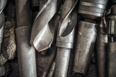 eski paslı Matkap burguları beyaz izole kümesi.