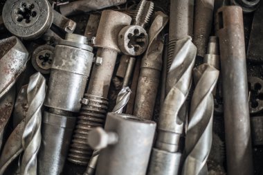 eski paslı Matkap burguları beyaz izole kümesi.