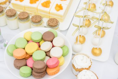 Fransızca macaroons. kahve, çikolata, vanilya ve ahududu macaroons