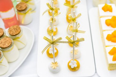 büyük bir parti için lezzetli tatlı tablosu