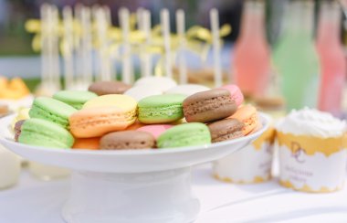 Fransızca macaroons. kahve, çikolata, vanilya ve ahududu macaroons