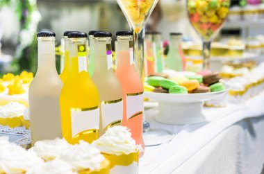 Yumuşak renkli kurabiye ve süt şişelerini renk ahşap tablo