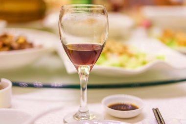 bardak kırmızı şarap ve yemek masada