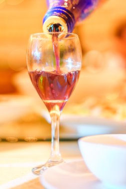 bardak kırmızı şarap ve yemek masada