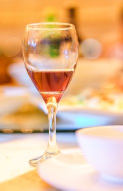 bardak kırmızı şarap ve yemek masada