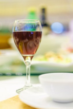 bardak kırmızı şarap ve yemek masada