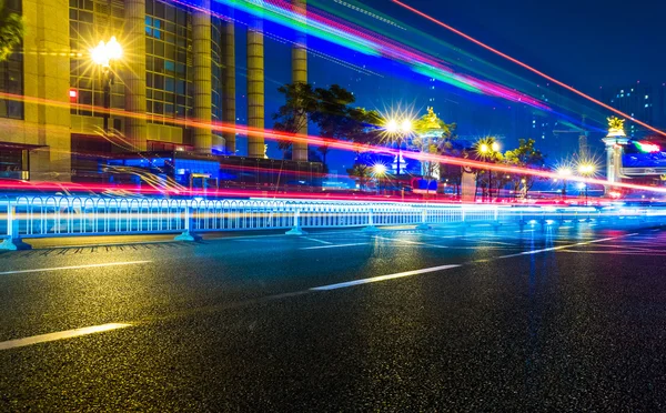 中国を上海の夜の庭橋の内部信号. — ストック写真