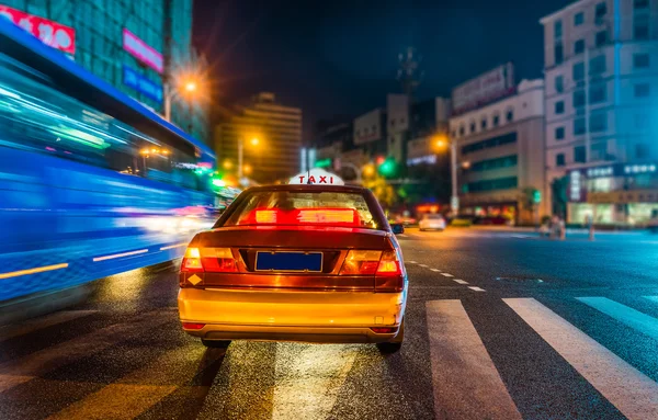 快速的出租车在之夜的城市 — 图库照片