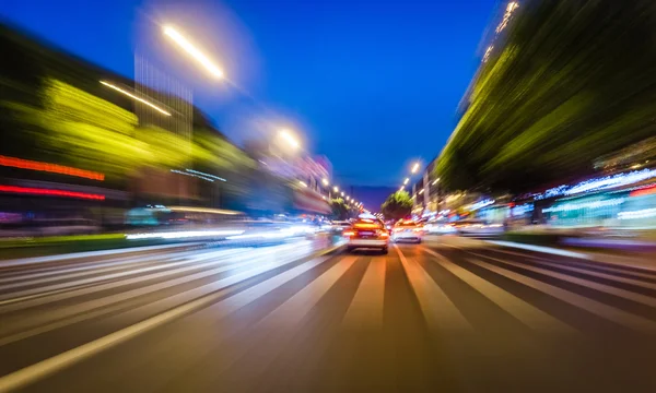 快速的出租车在之夜的城市 — 图库照片