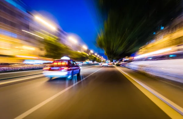 Egy gyors taxi a városban, az éjszaka — Stock Fotó