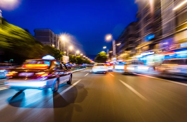 夜の街でクイック タクシー — ストック写真